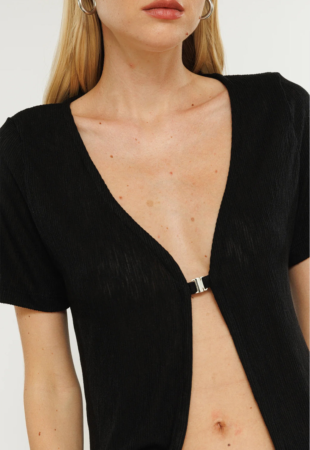 חולצה קצרה Selina Buckle בצבע שחור