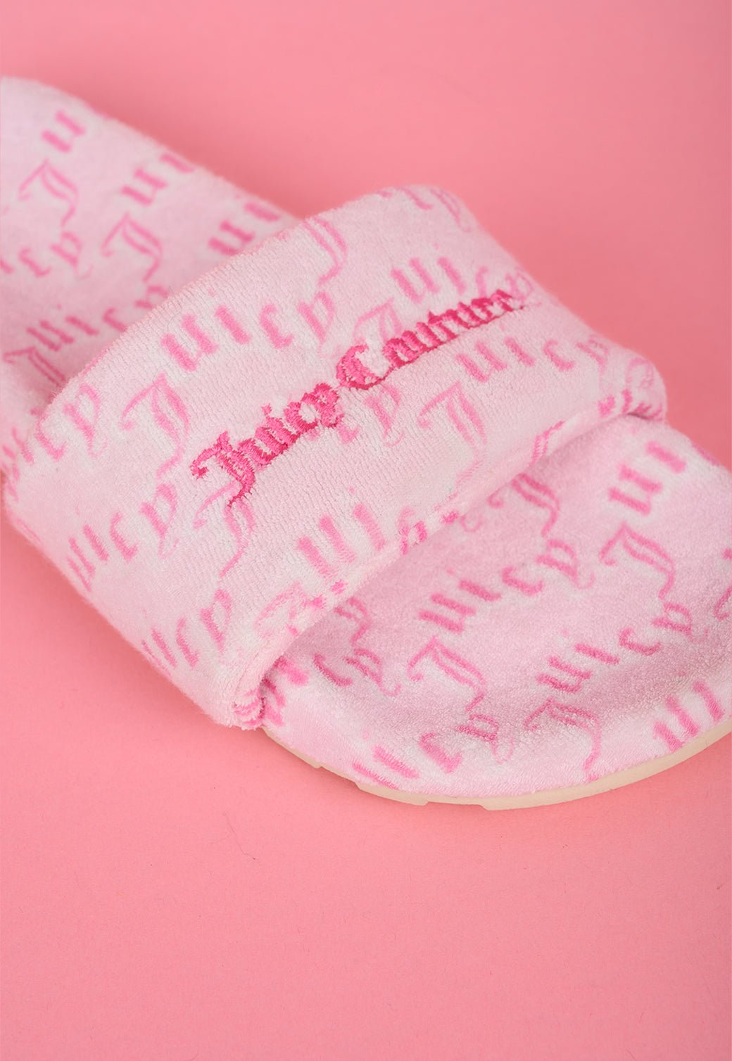 כפכפי סלייד מבד מגבת עם לוגו לנשים - Juicy Couture