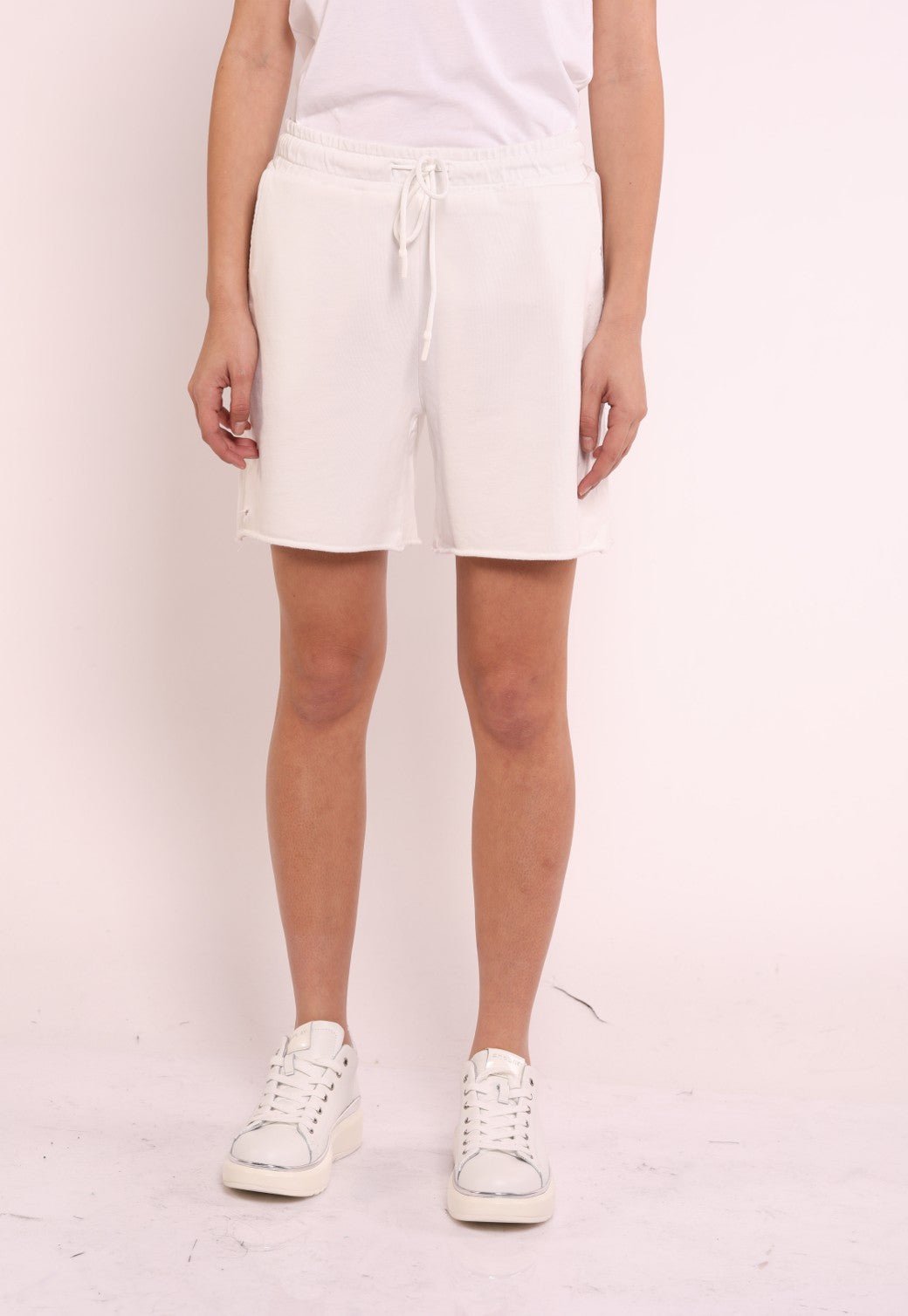 מכנסיים קצרים עם לוגו קטן | נשים WHITE / S
