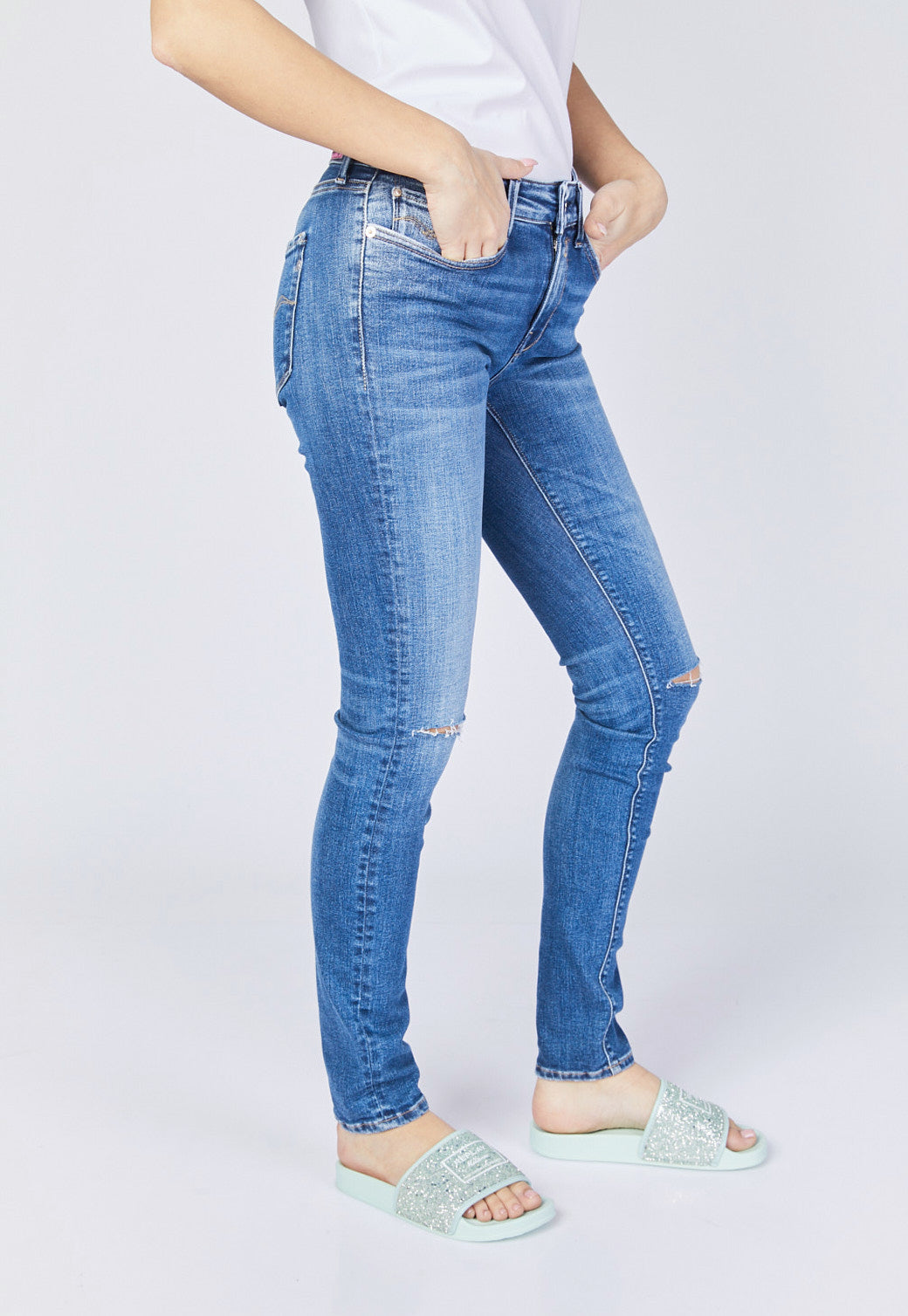 מכנסי ג'ינס סקיני עם קרעים נשים