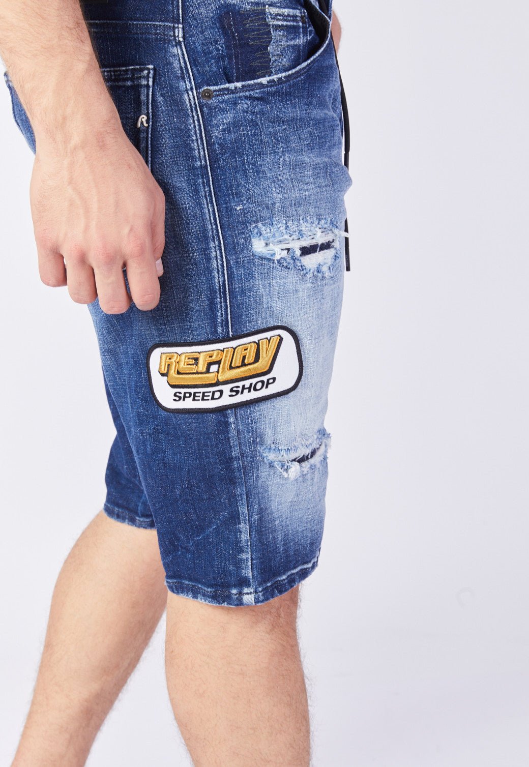 ג'ינס ברמודה עם שפשופים ופאצ'ים גברים - Replay