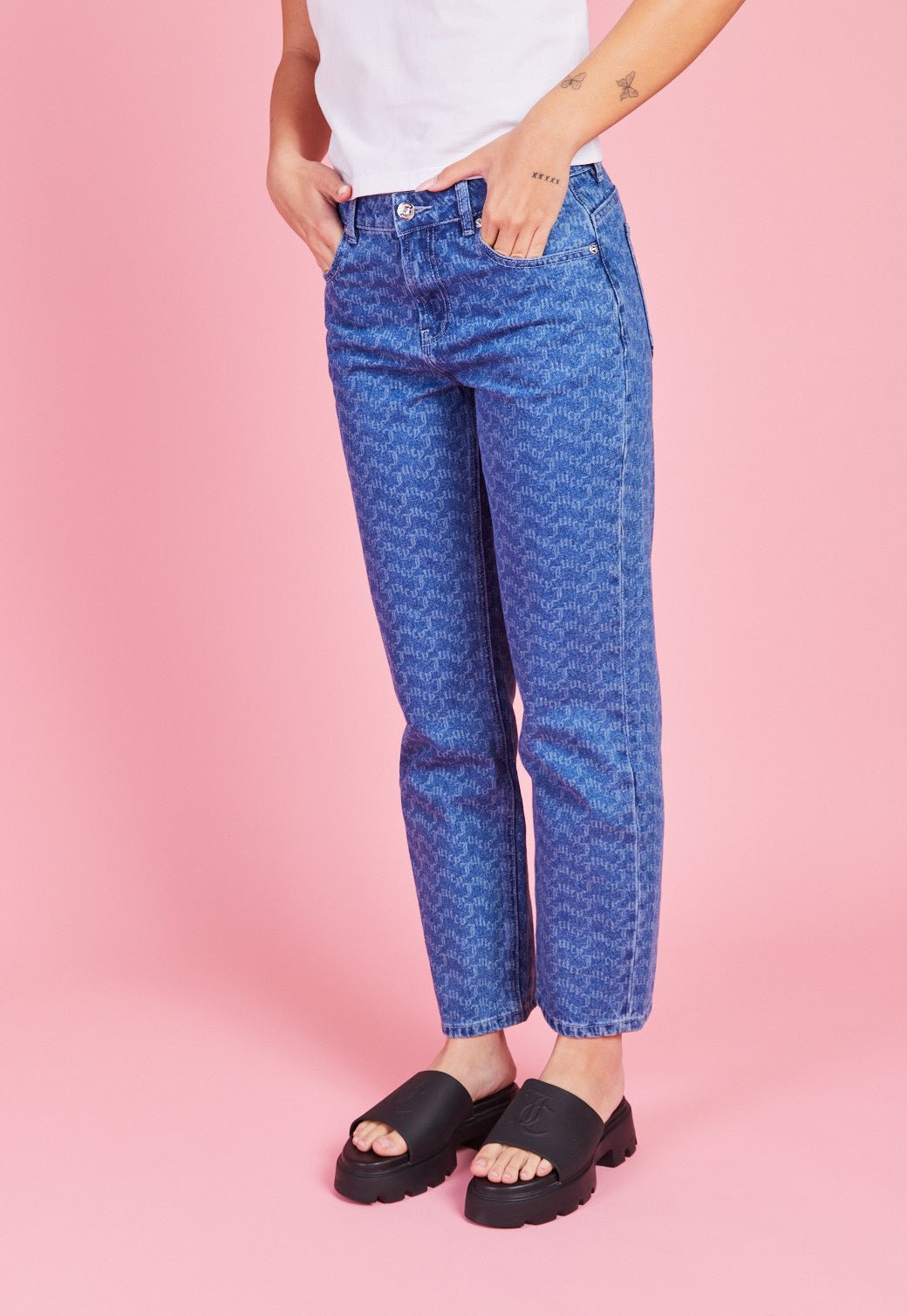 ג'ינס מונוגרם בגזרה ישרה לנשים - Juicy Couture