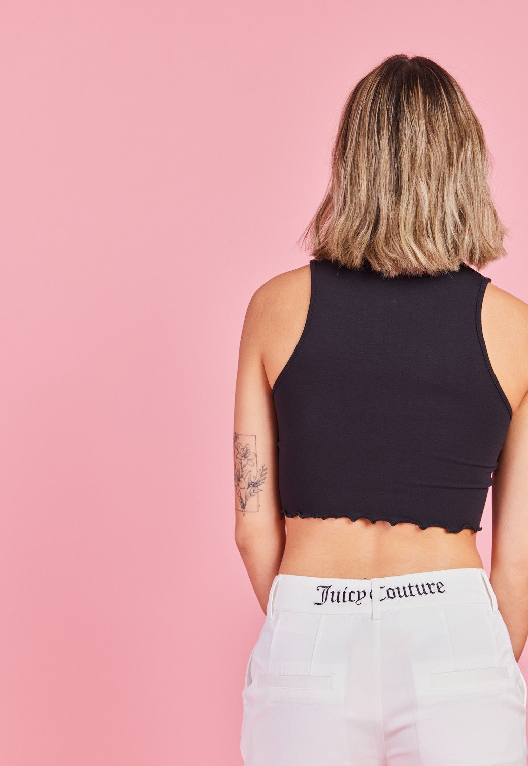 גופיית קרופ תלתלים עם לוגו אבנים לנשים - Juicy Couture