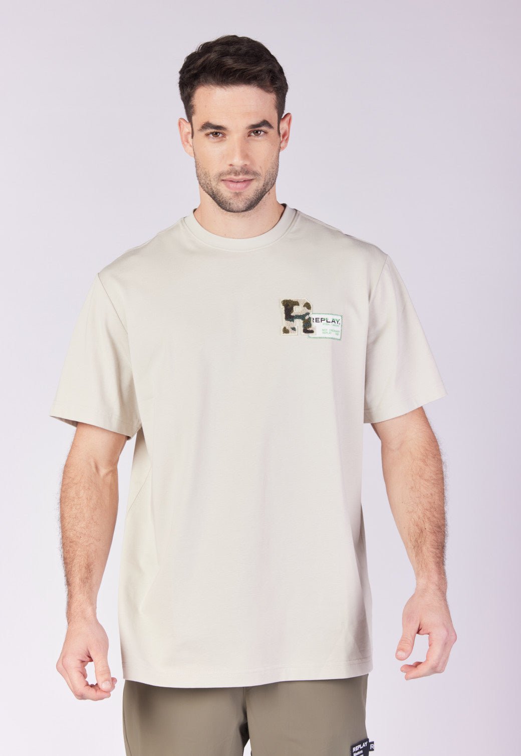 טי שירט קצרה רחבה בצבע בז' עם לוגו פאץ' צבאי גברים - Replay