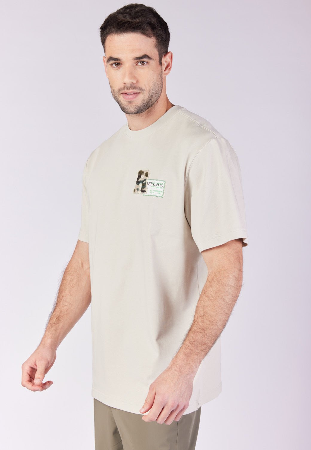 טי שירט קצרה רחבה בצבע בז' עם לוגו פאץ' צבאי גברים - Replay