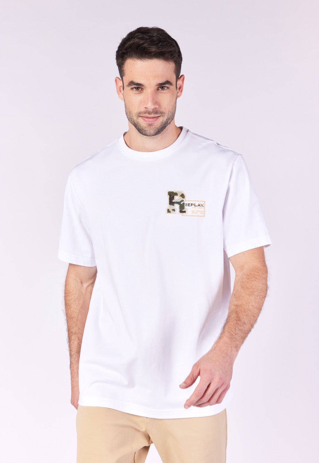 טי שירט קצרה רחבה בצבע לבן עם לוגו פאץ' צבאי גברים - Replay