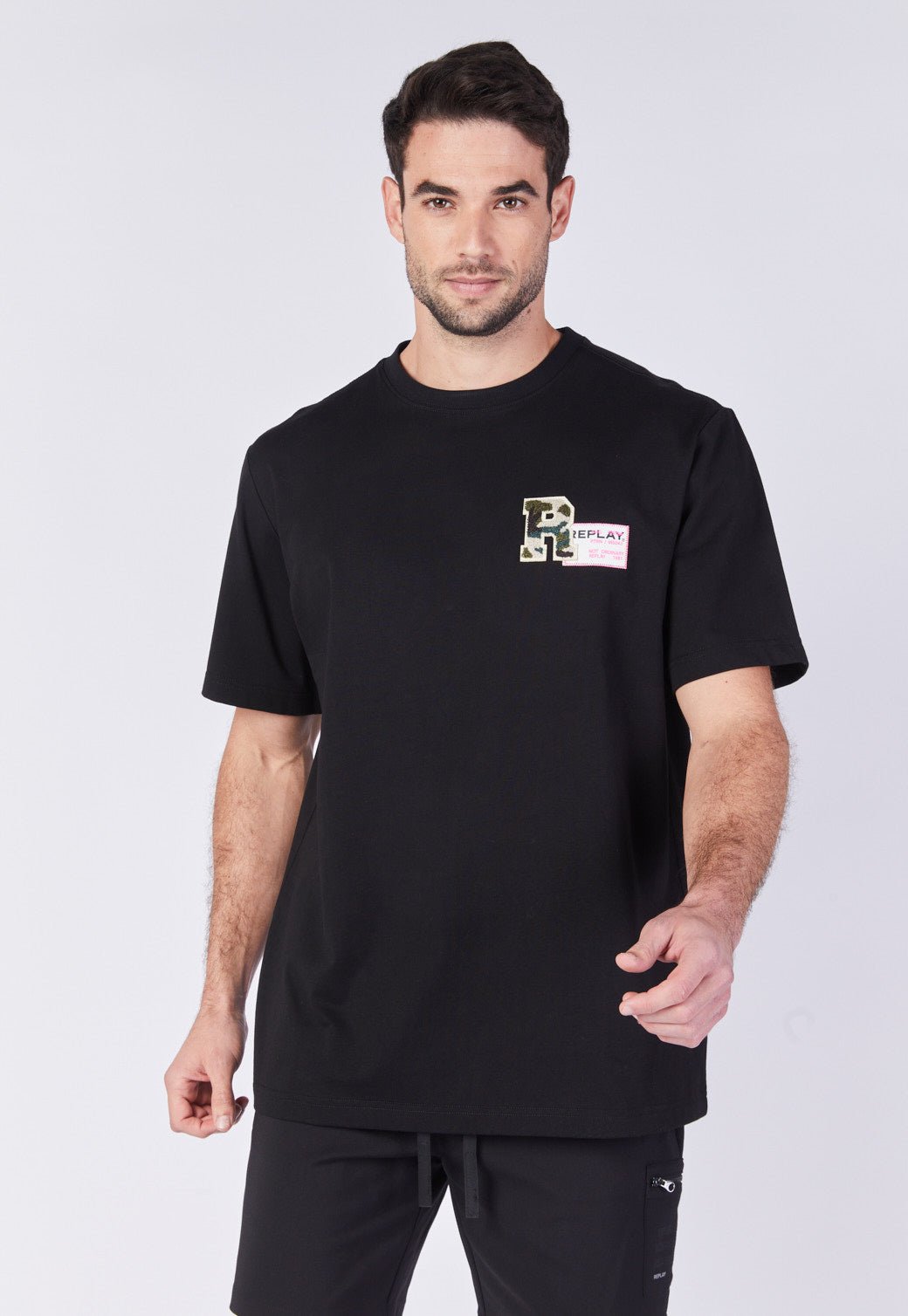 טי שירט קצרה רחבה בצבע שחור עם לוגו פאץ' צבאי גברים - Replay