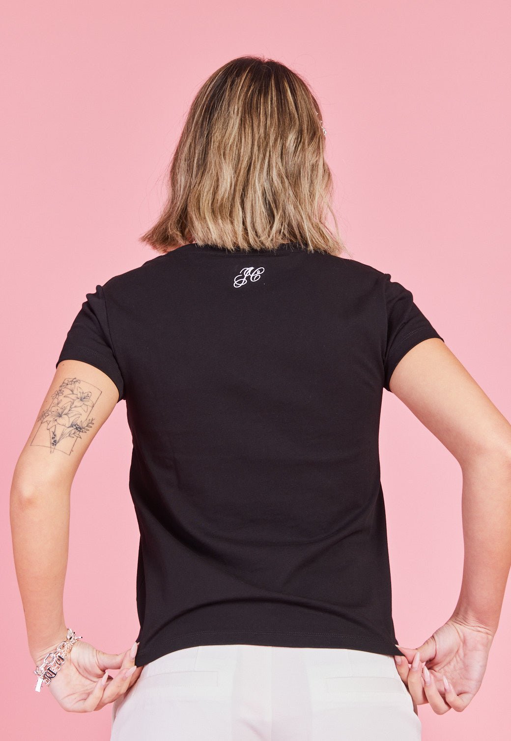 טי שירט וי קצרה עם לוגו רקום לנשים - Juicy Couture