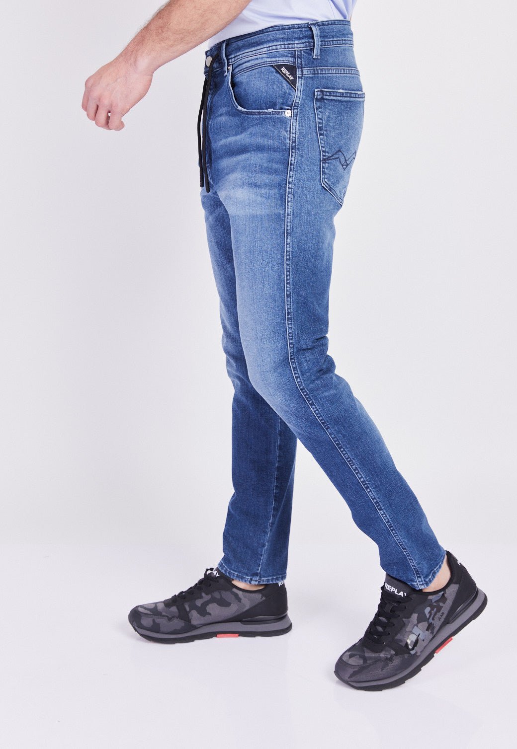 מכנסי ג'ינס בגזרה ישרה עם שרוך במותן גברים - Replay