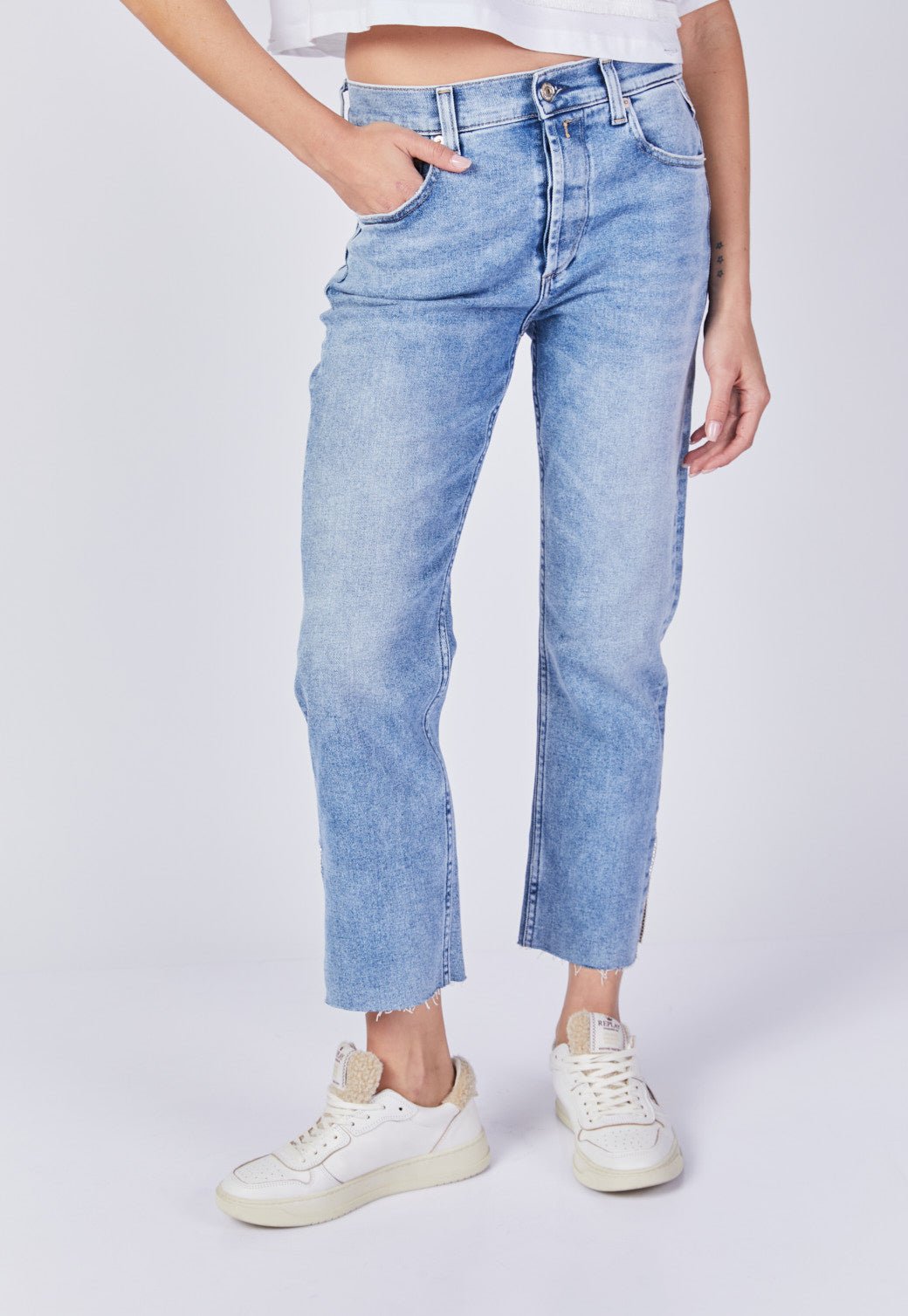 מכנסי ג'ינס עם אבנים בשסעים נשים - Replay