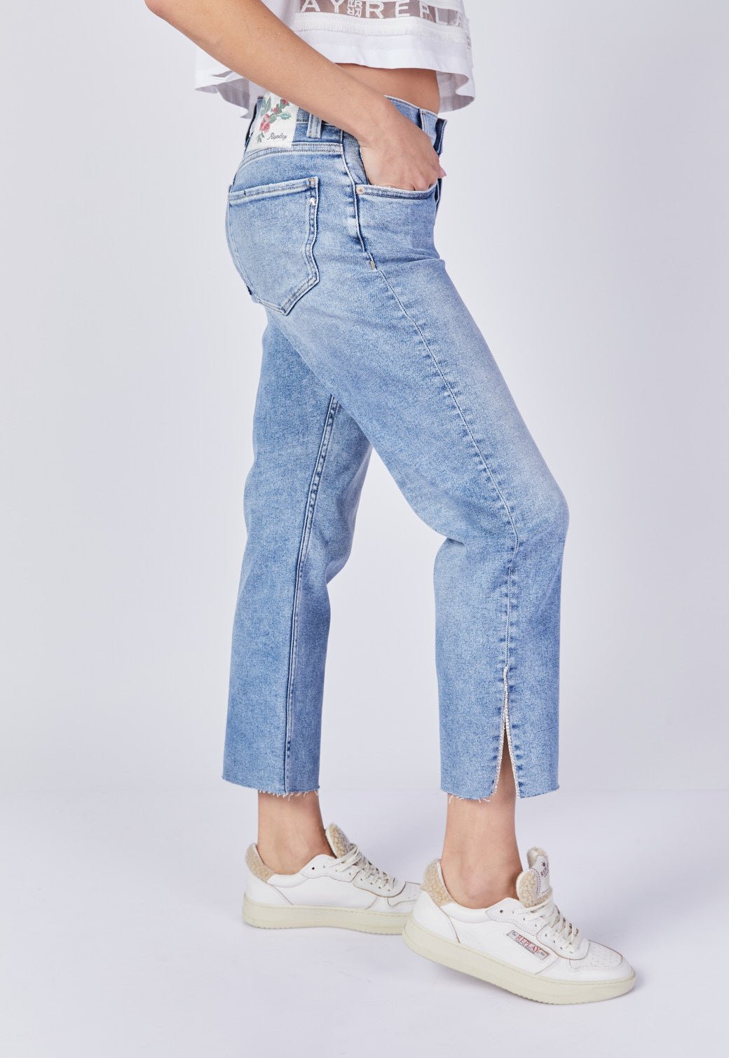מכנסי ג'ינס עם אבנים בשסעים נשים - Replay