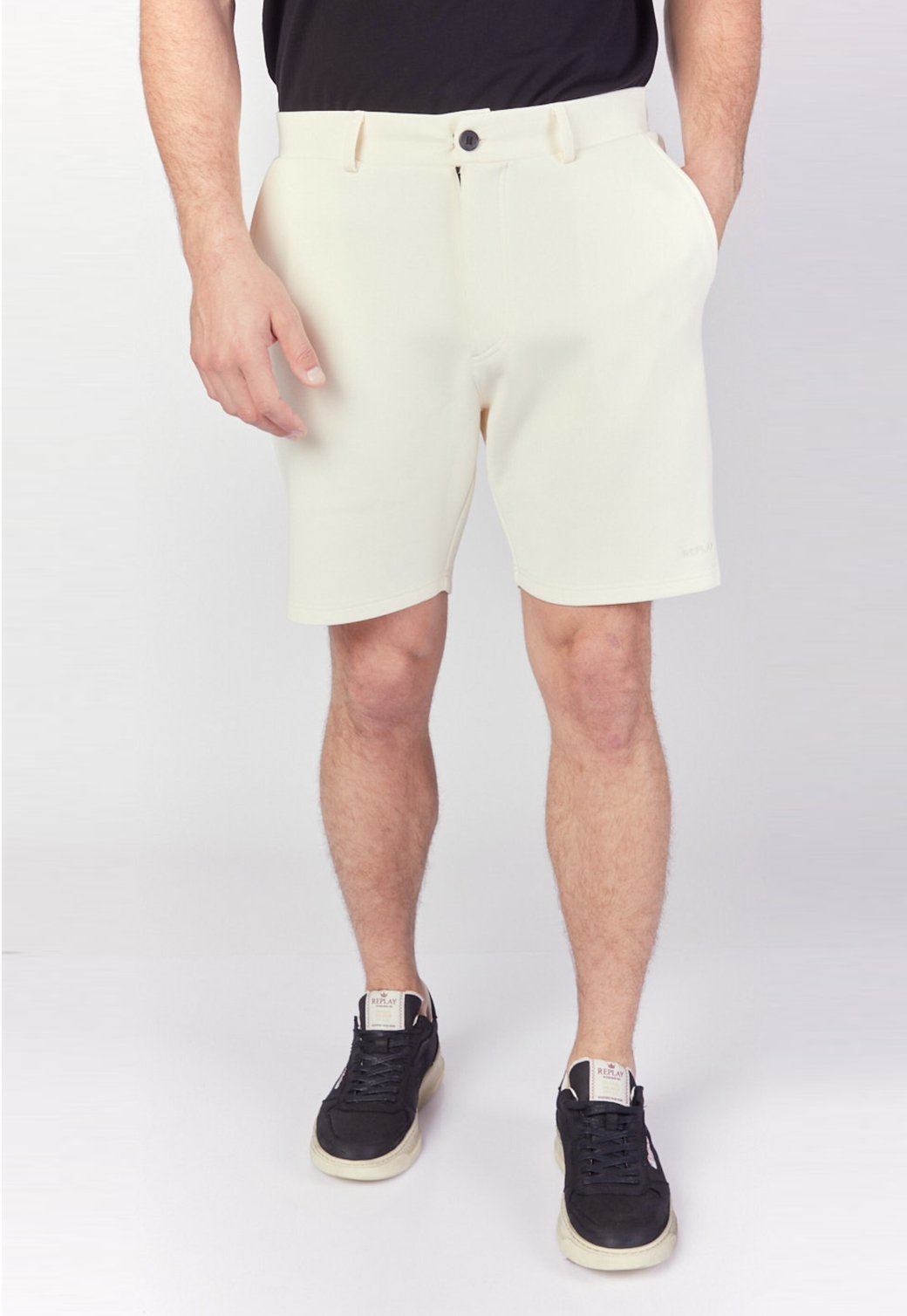 מכנסי צ'ינו קצרים מבד פיקה בצבע שמנת גברים - Replay