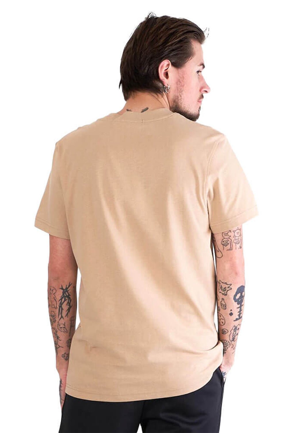 SHRUNKEN BADGE TEE Travertine 893625234 - Calvin Klein