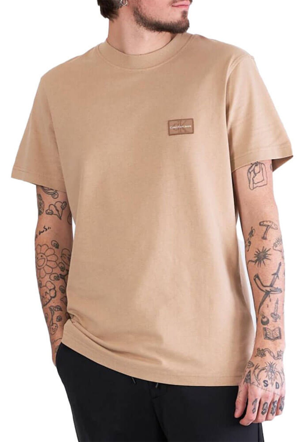 SHRUNKEN BADGE TEE Travertine 893625234 - Calvin Klein