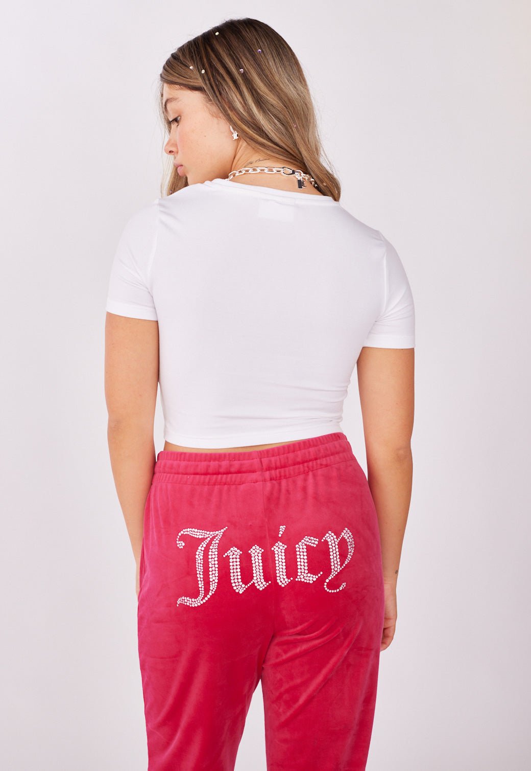 חולצת קרופ עם לוגו אבנים נשים - Juicy Couture