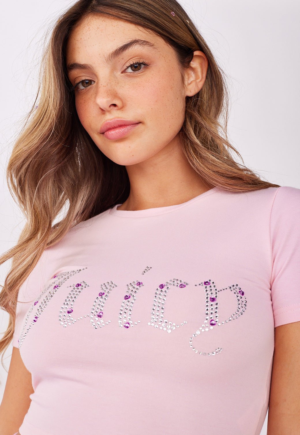 חולצת קרופ עם לוגו אבנים נשים - Juicy Couture